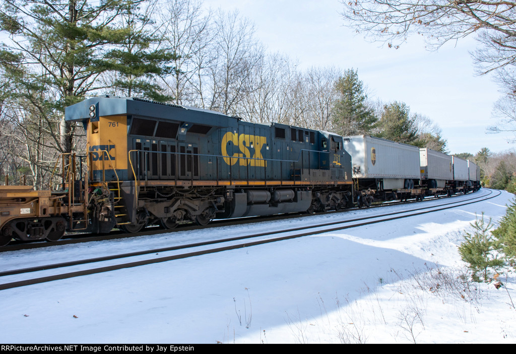 CSX 761 serves as the mid-train DPU on I022